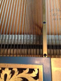 The dampers under the strings in Gajić's Érard piano.